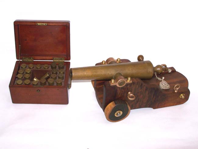 An 8 Gauge Bronze Yacht or Salute Cannon circa 1890 with original cartridge box — image 5